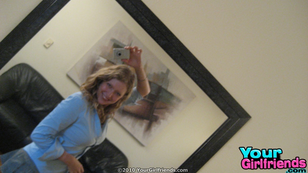 Une copine avec de gros nichons prend des photos sexy dans le miroir.
 #67324131