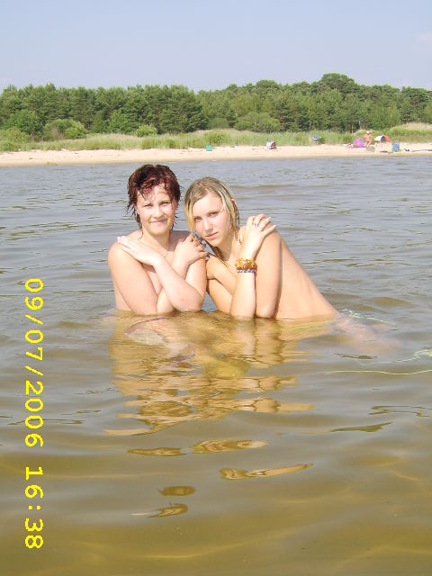 Amici giovani nudi si espongono in acqua
 #72252416