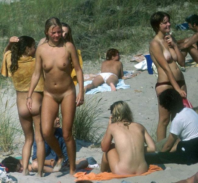 Amici giovani nudi si espongono in acqua
 #72252424