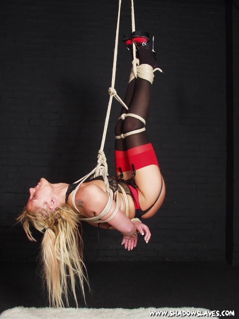 Bionda acrobatica in bondage in sospensione
 #72224848