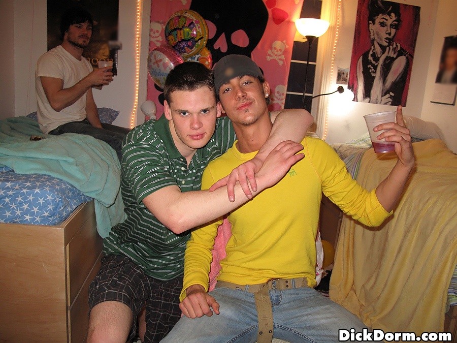 Mira esta fiesta loca de sexo en grupo gay en el dormitorio después de un juego de aros
 #76935413