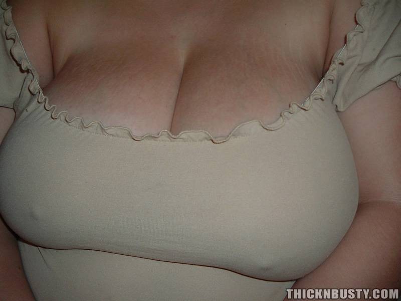 Une grosse femme aux gros seins naturels excitée enlève sa culotte.
 #75563100