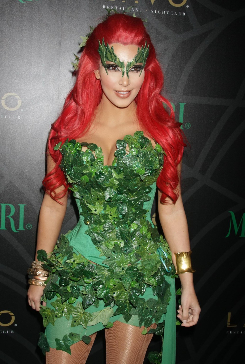 Kim kardashian vollbusig bei grüner midory halloween party in las vegas
 #75283743