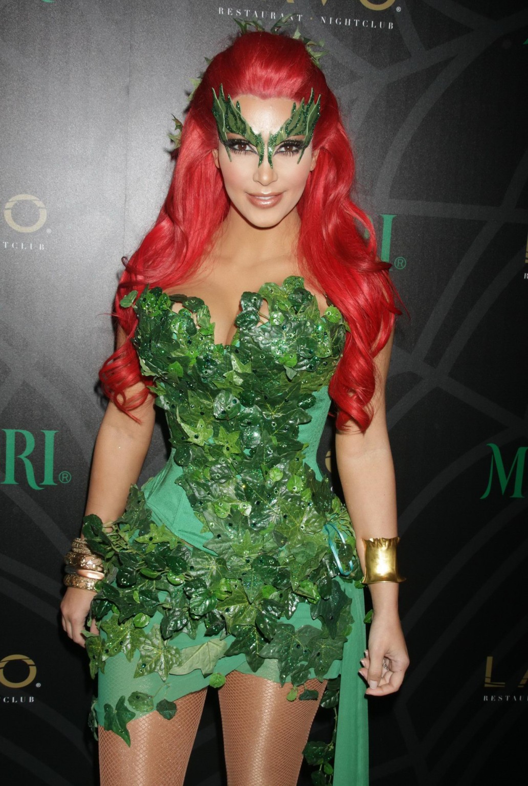 Kim kardashian vollbusig bei grüner midory halloween party in las vegas
 #75283771