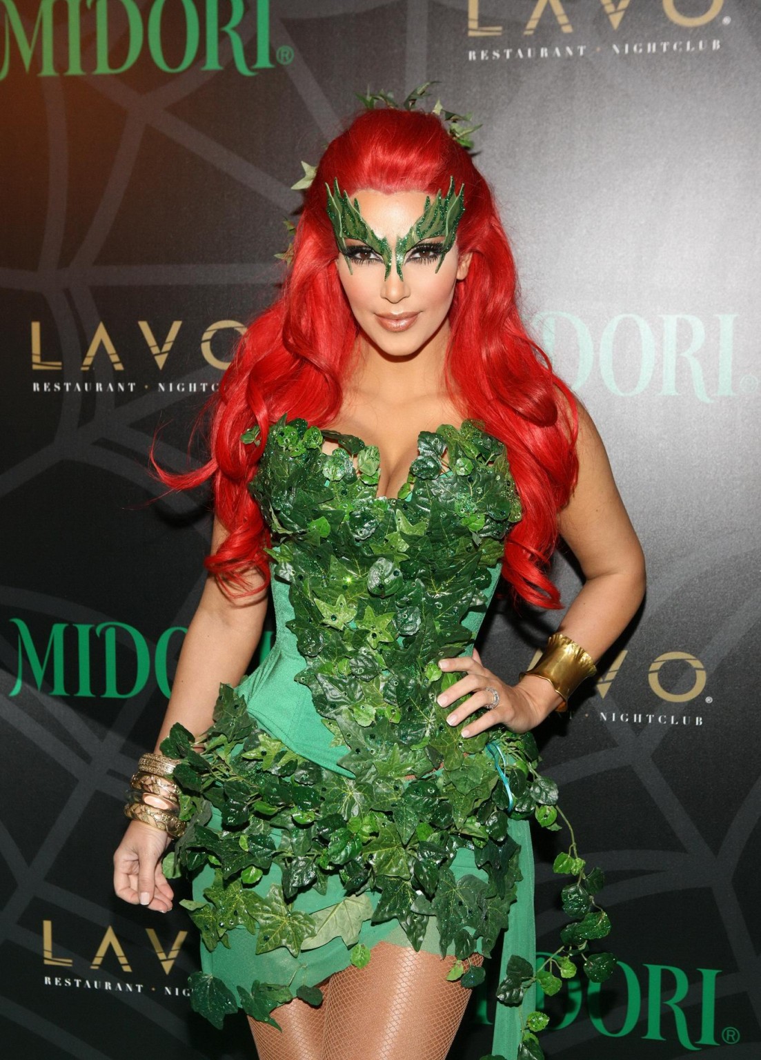Kim kardashian vollbusig bei grüner midory halloween party in las vegas
 #75283839