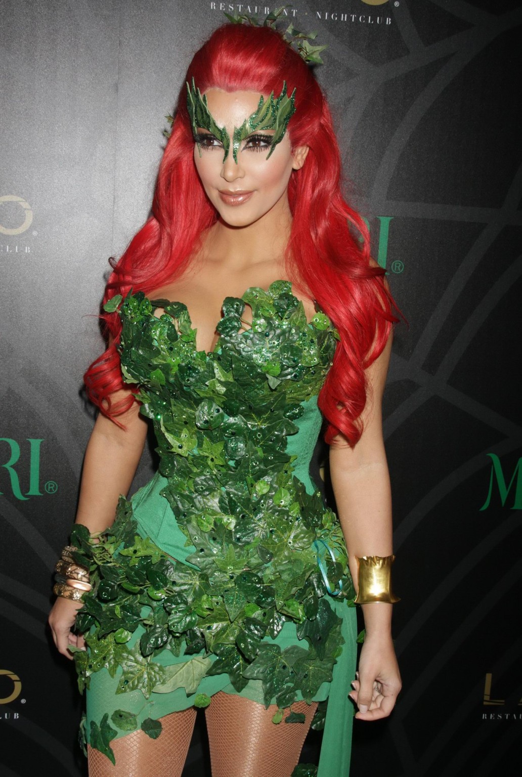 Kim kardashian vollbusig bei grüner midory halloween party in las vegas
 #75283858
