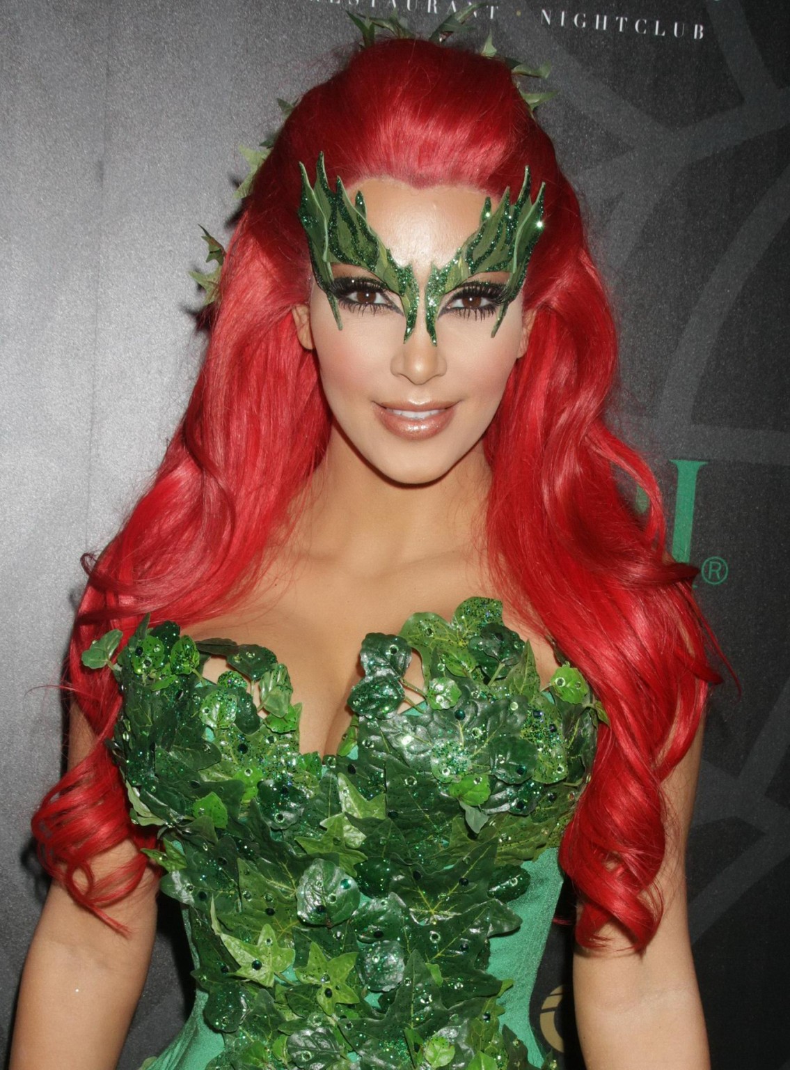 Kim kardashian vollbusig bei grüner midory halloween party in las vegas
 #75283879