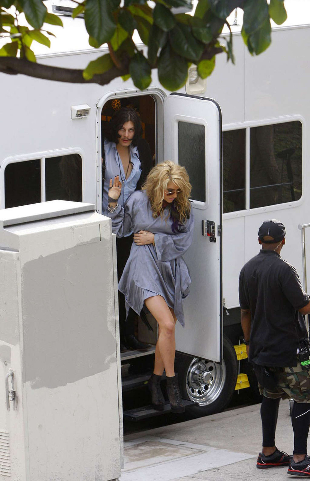 Keshaのセクシーでホットなアップスカートのパパラッチ写真と裸のお尻
 #75358502