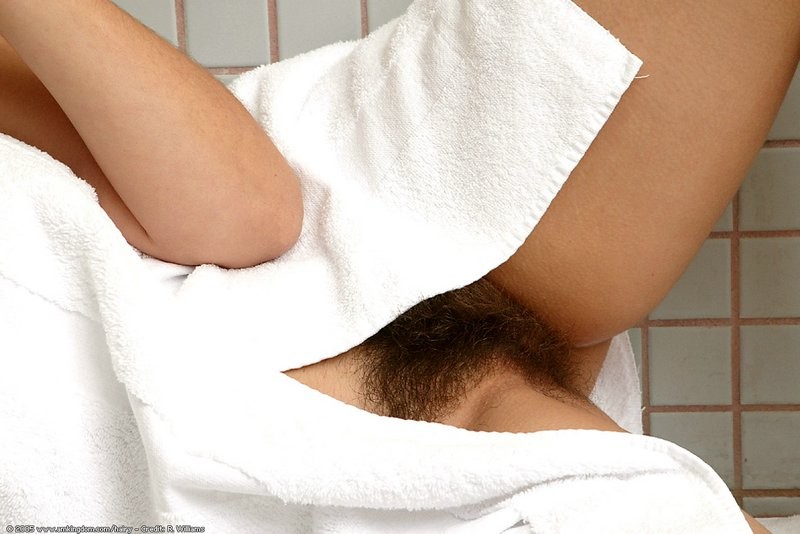 Une brune naturellement poilue pose de manière sexy sous la douche.
 #74663253