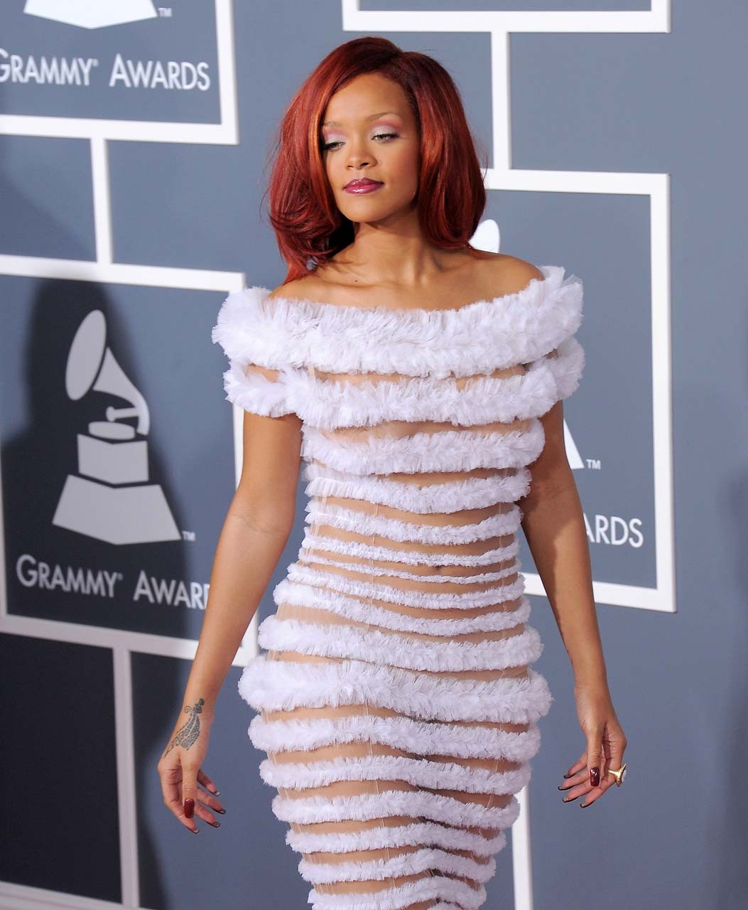 Rihanna exponiendo su cuerpo sexy y su culo caliente en un vestido transparente
 #75318515