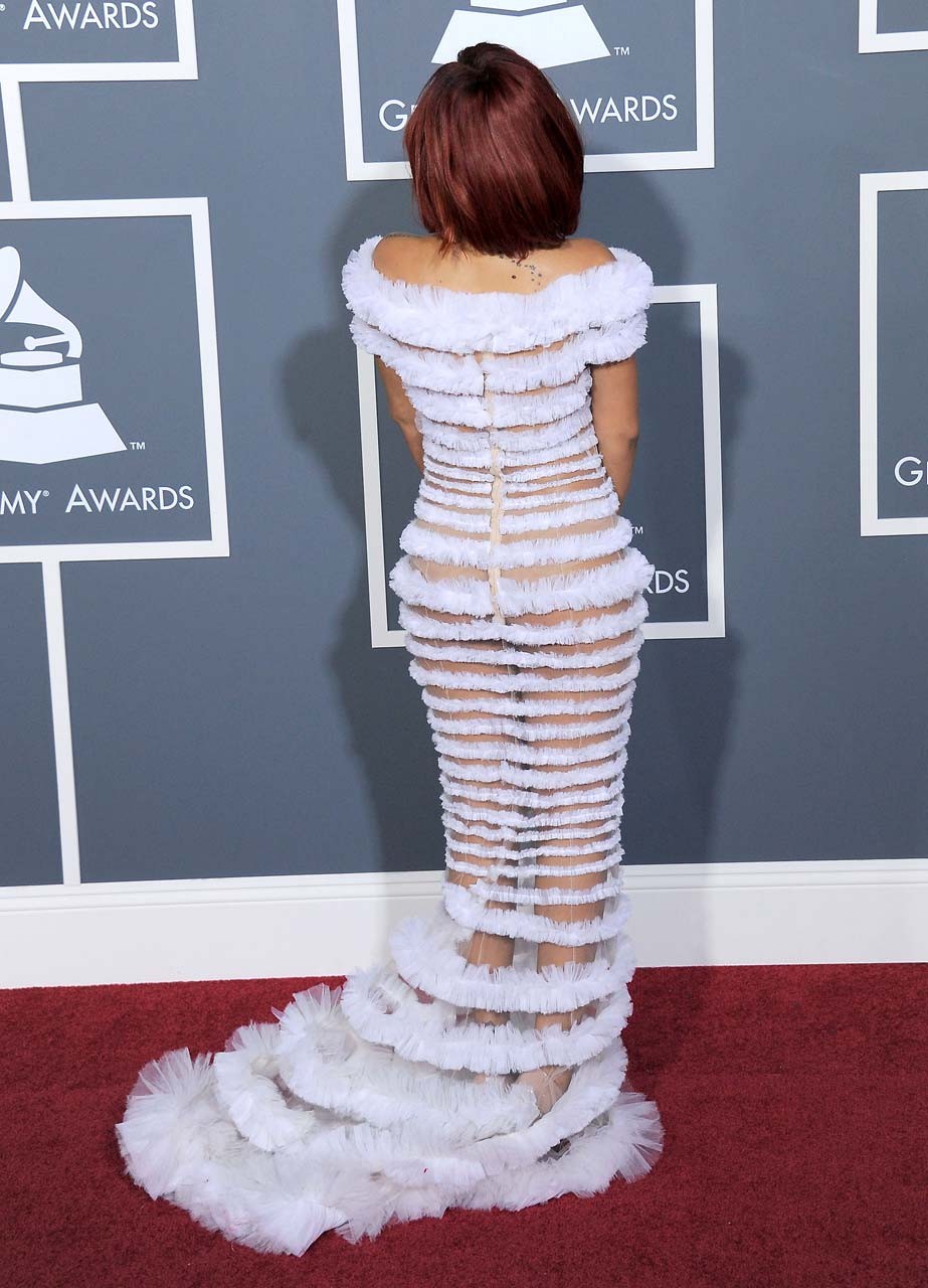 Rihanna exponiendo su cuerpo sexy y su culo caliente en un vestido transparente
 #75318532