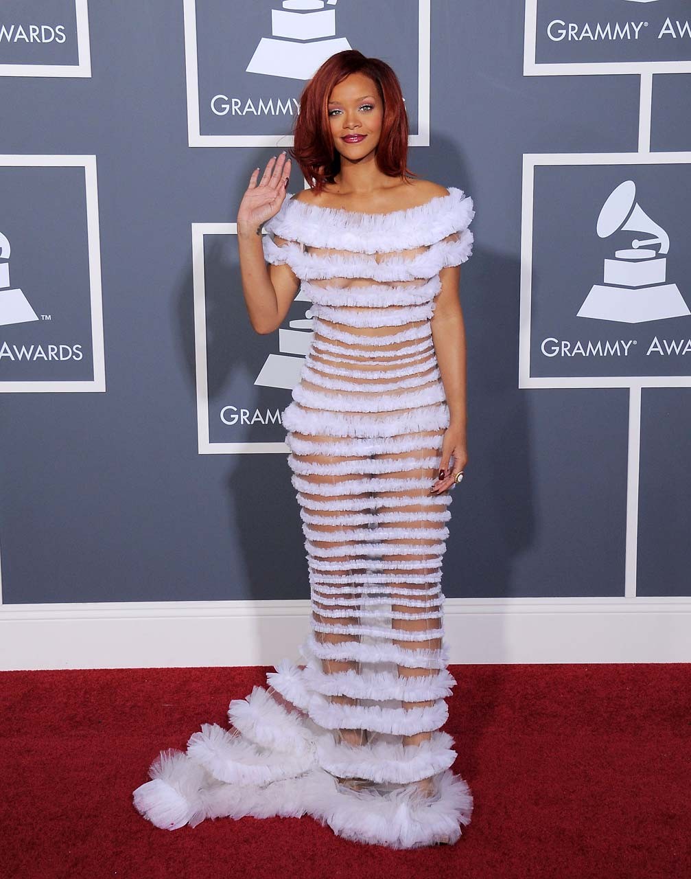 Rihanna exponiendo su cuerpo sexy y su culo caliente en un vestido transparente
 #75318570