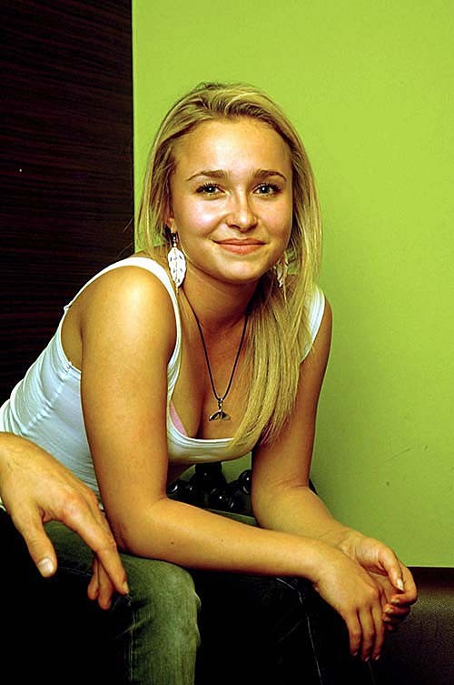 Hayden panettiere exposant son corps sexy et son cul chaud sur des photos privées
 #75283251