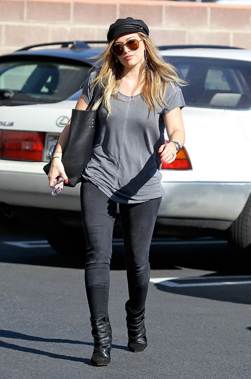 Hilary duff mostrando pokies duros en un top gris y jeans ajustados fuera en santa monic
 #75213799