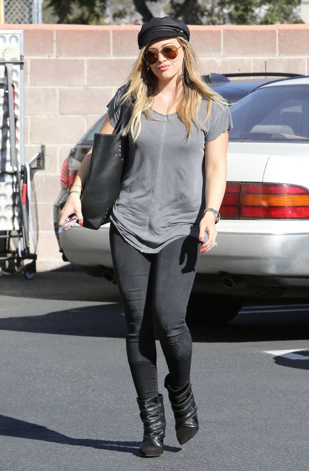 Hilary duff mostrando pokies duros en un top gris y jeans ajustados fuera en santa monic
 #75213843