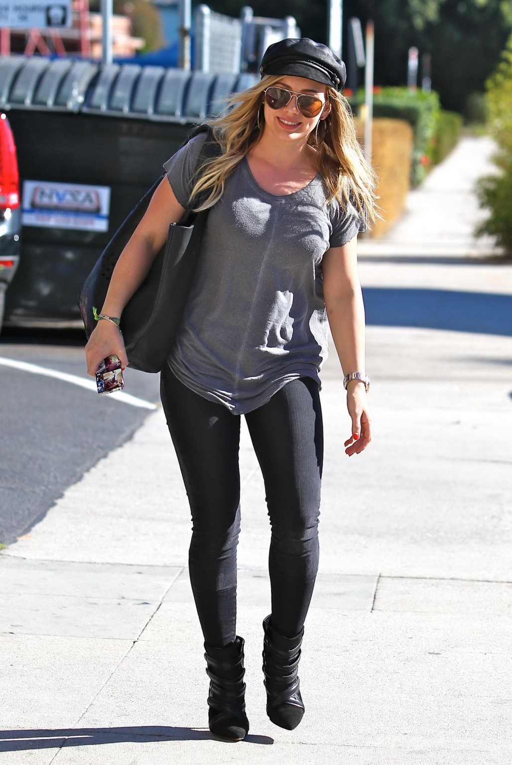 Hilary Duff zeigt harte Möpse in einem grauen Top und engen Jeans in Santa Monic
 #75213850