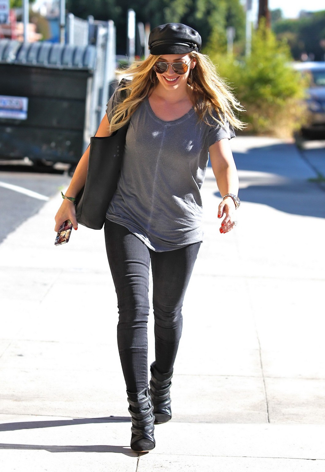 Hilary duff mostrando pokies duros en un top gris y jeans ajustados fuera en santa monic
 #75213857