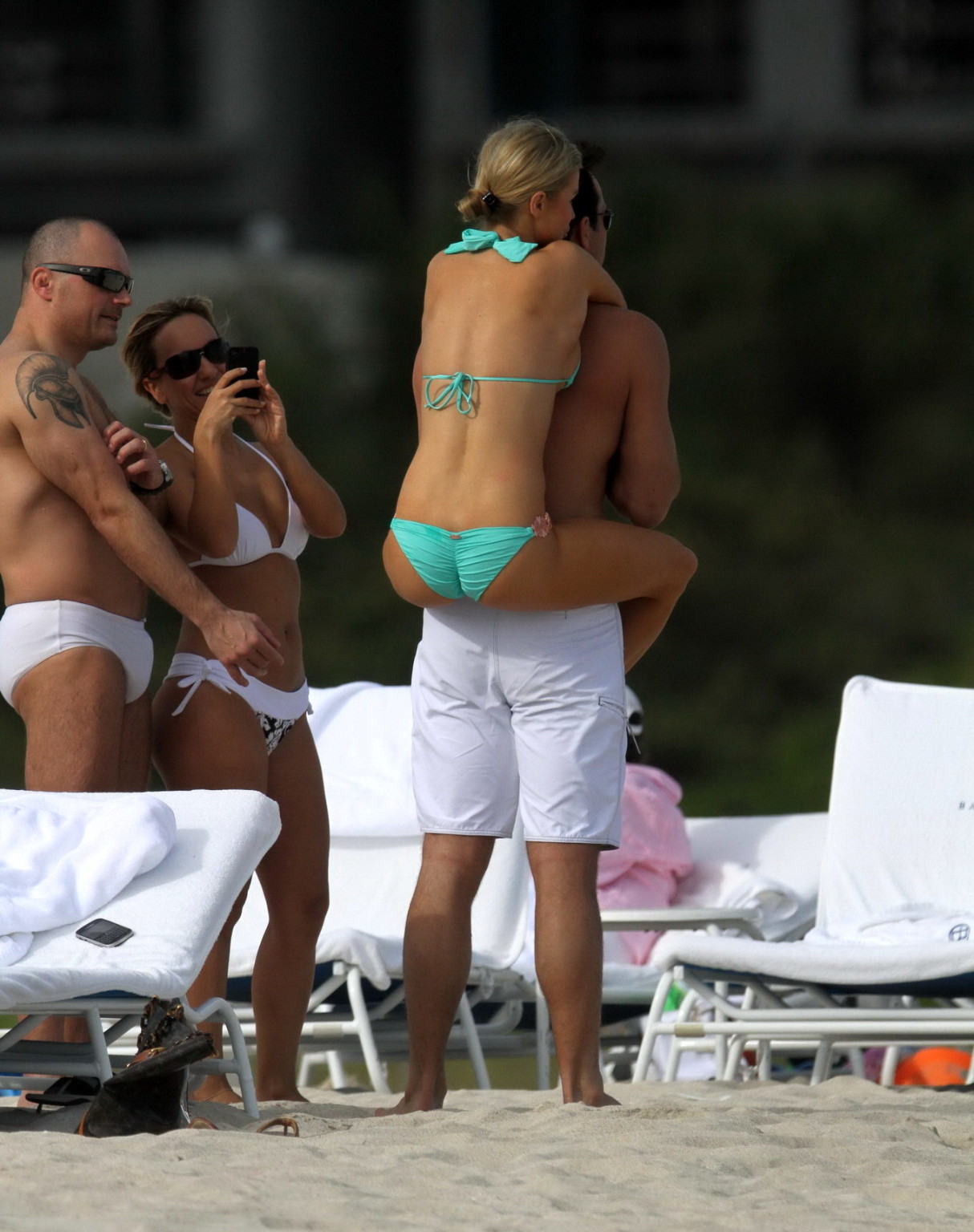 Joanna Krupa montre son corps en bikini en jouant avec son petit ami. 
 #75244729
