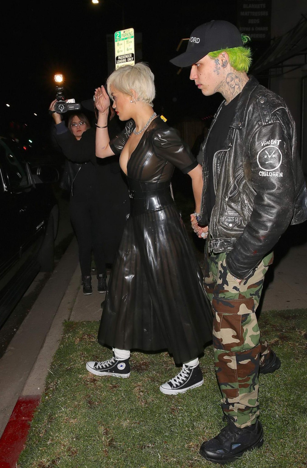 Rita Ora zeigt ihre Brüste ohne BH in einem schwarzen Seethru-Kleid bei den ni
 #75170964