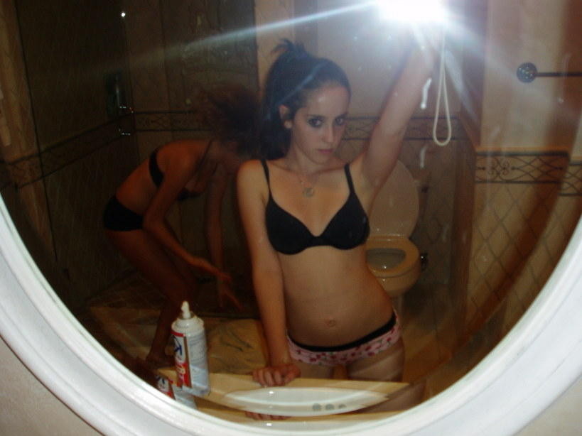 Una joven asiática posando y chupando una polla
 #77069550