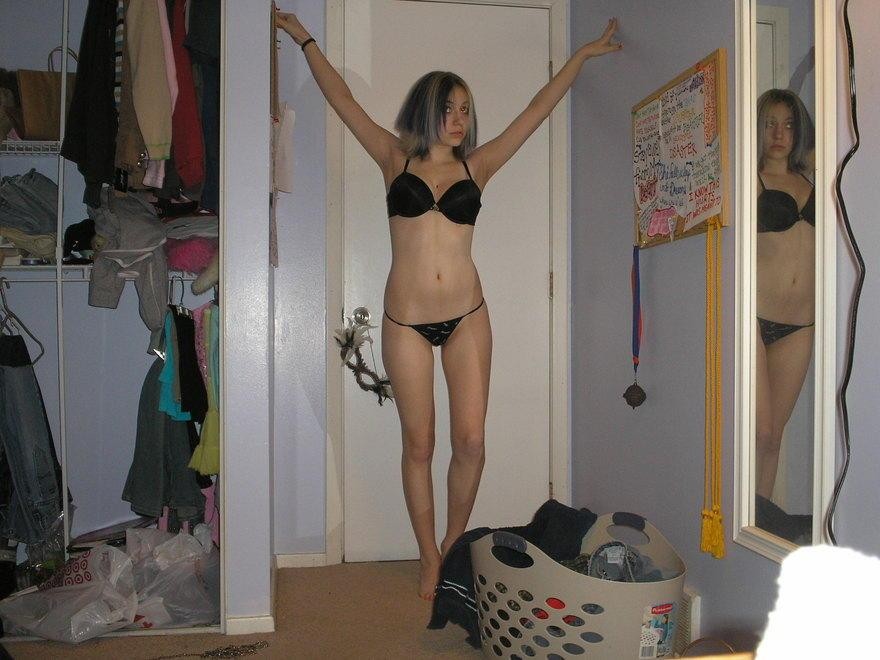 Una joven asiática posando y chupando una polla
 #77069576