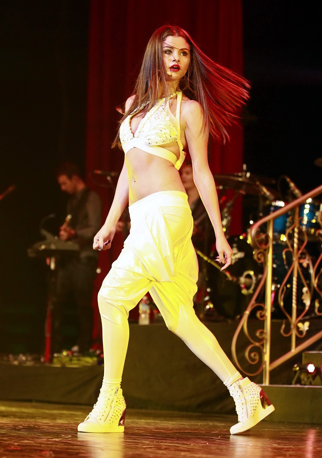 Selena Gomez showing off her belly  cleavage on stage in Vancouver #75221698