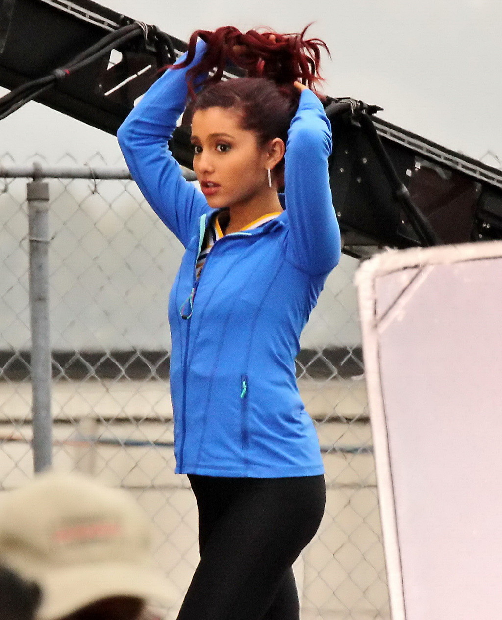 Ariana grande mostrando su culo en mallas en el set de 'swindle' en vancouver
 #75250743