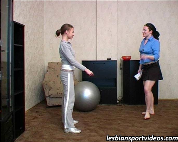 Una chica flexible es entrenada y acariciada por un lezzy
 #76544714
