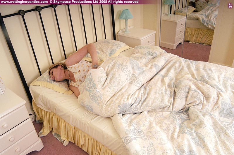 Nena caliente y tetona orinando en sus bragas rosas mientras se acuesta en la cama
 #76588043