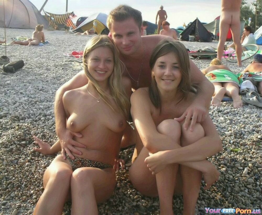 ビキニを着てビーチでポーズをとるティーンの女の子たち 14
 #72243674