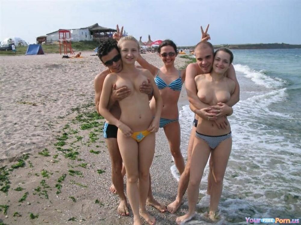 ビキニを着てビーチでポーズをとるティーンの女の子たち 14
 #72243682