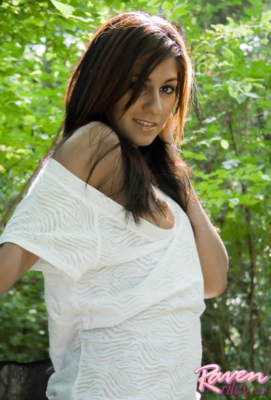 Brunette hottie raven riley posiert mit ihrer Lieblingswaffe
 #74982370