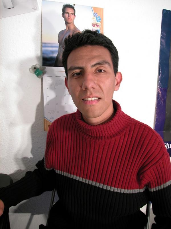 Latino hunk posa desnudo
 #76995182