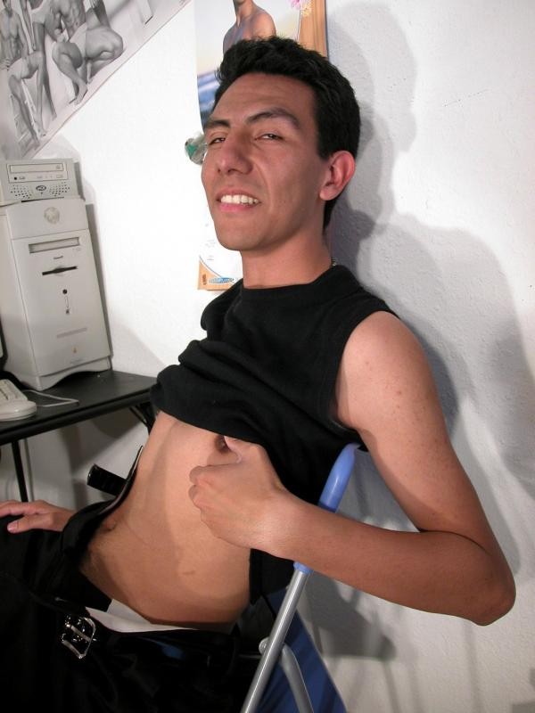 Latino Hunk posiert nackt
 #76995195