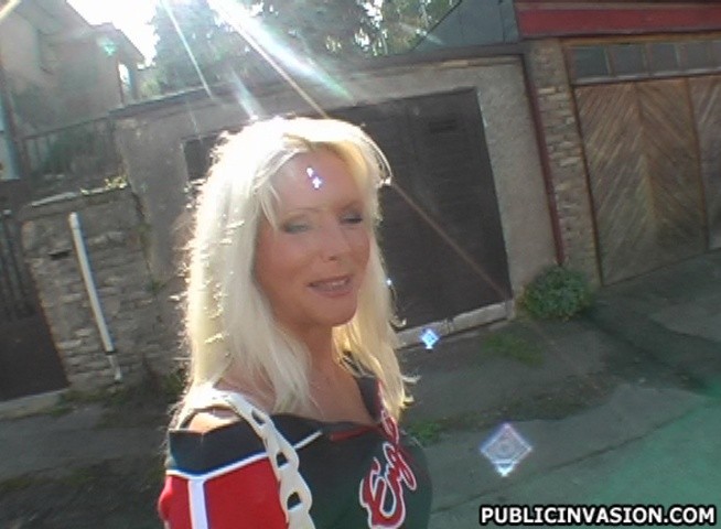 Une blonde allemande se laisse convaincre d'ouvrir la gorge pour une bite.
 #73788290