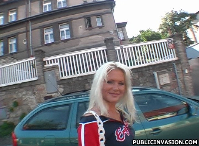 Une blonde allemande se laisse convaincre d'ouvrir la gorge pour une bite.
 #73788296