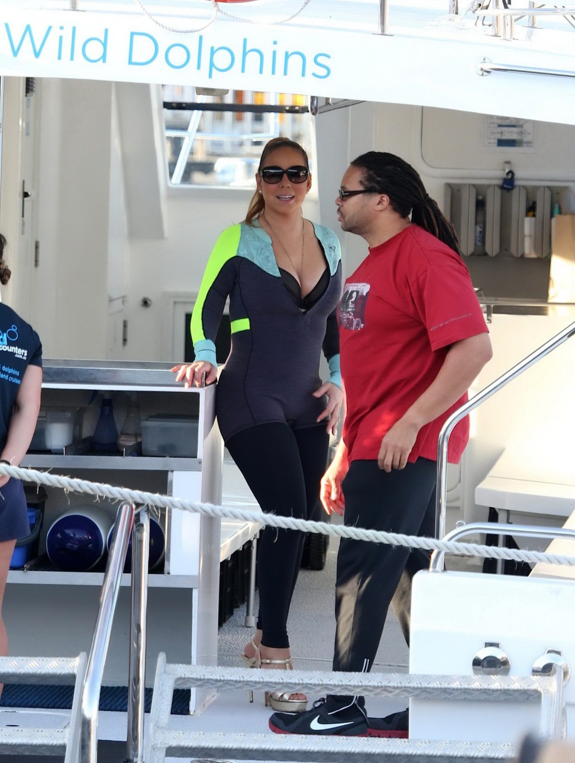 Die vollbusige Mariah Carey trägt Bikinioberteil und Neoprenanzug bei einer Bootsfahrt in Perth
 #75180560