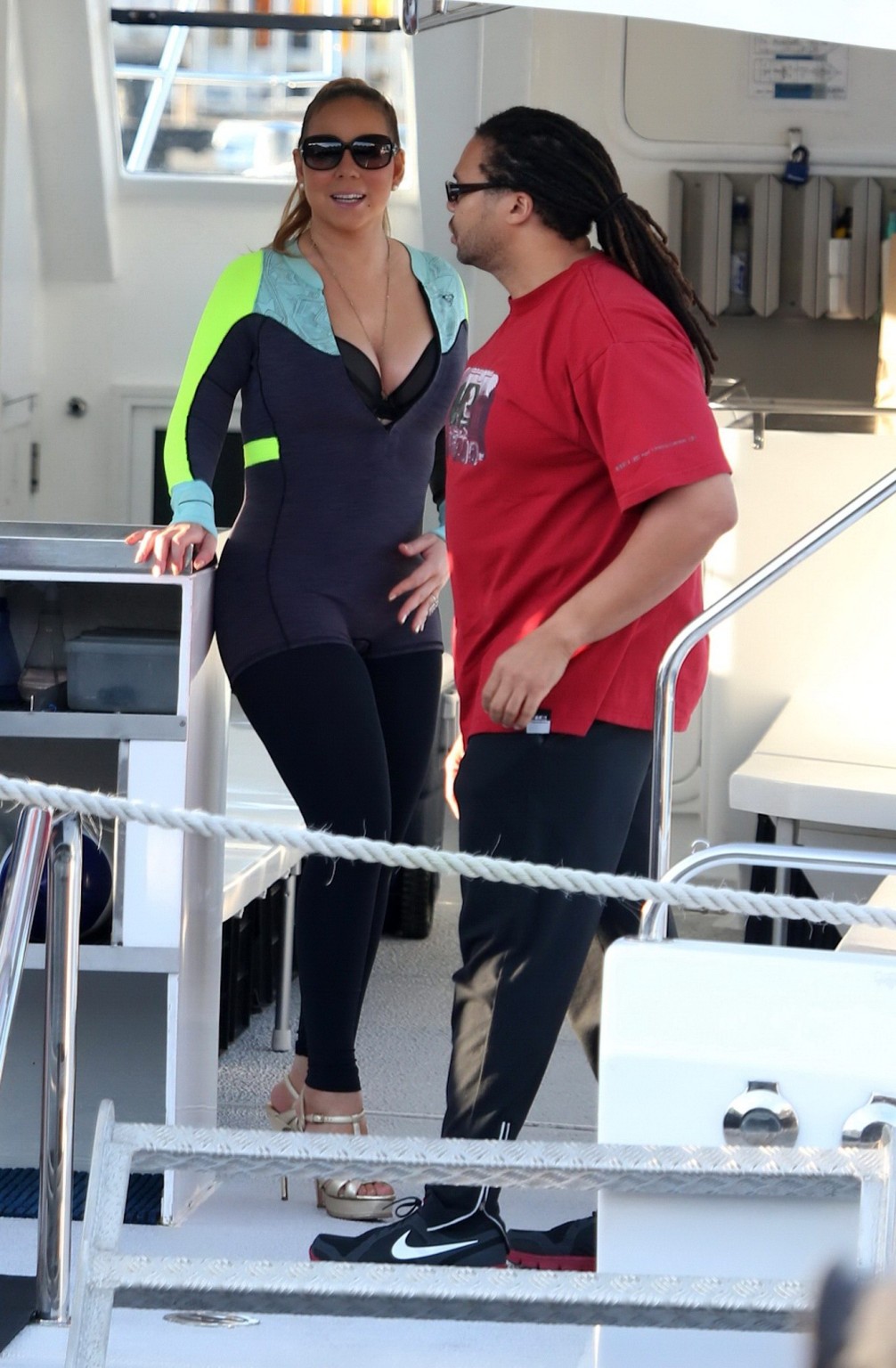 Die vollbusige Mariah Carey trägt Bikinioberteil und Neoprenanzug bei einer Bootsfahrt in Perth
 #75180574