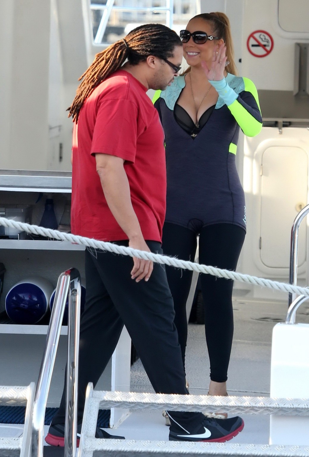 Die vollbusige Mariah Carey trägt Bikinioberteil und Neoprenanzug bei einer Bootsfahrt in Perth
 #75180585
