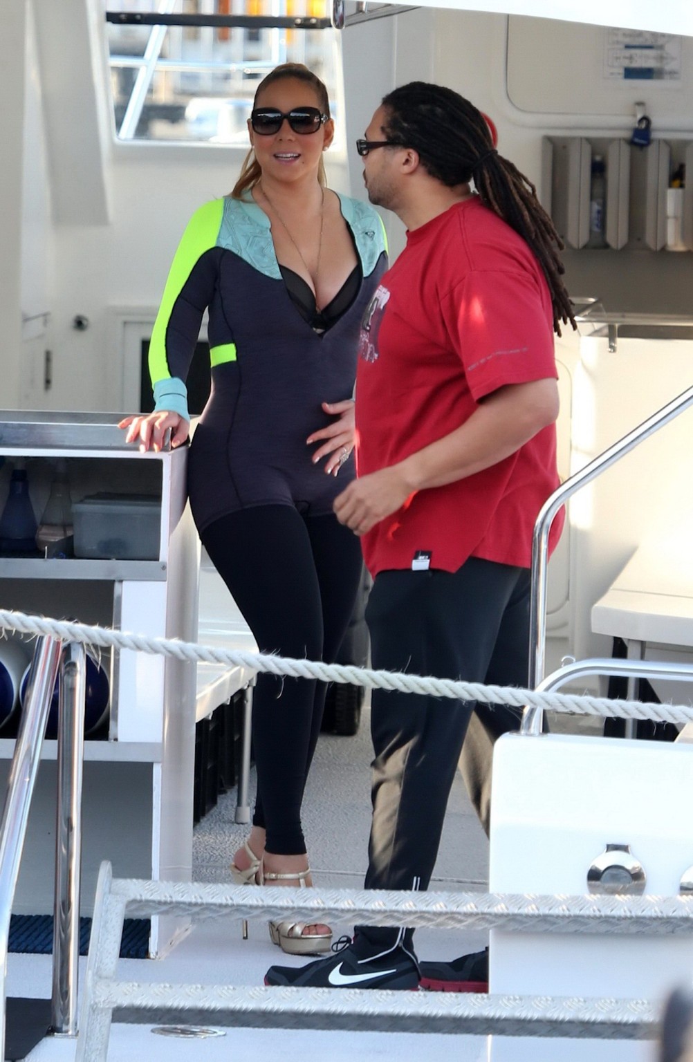 Die vollbusige Mariah Carey trägt Bikinioberteil und Neoprenanzug bei einer Bootsfahrt in Perth
 #75180599
