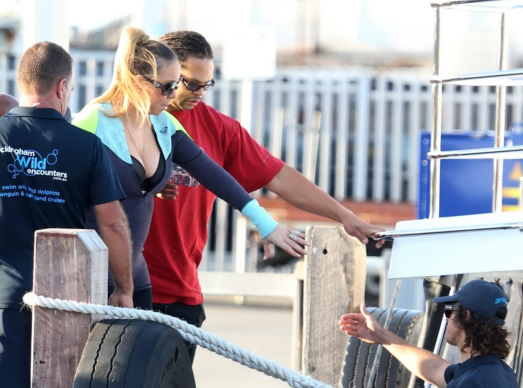 Die vollbusige Mariah Carey trägt Bikinioberteil und Neoprenanzug bei einer Bootsfahrt in Perth
 #75180607