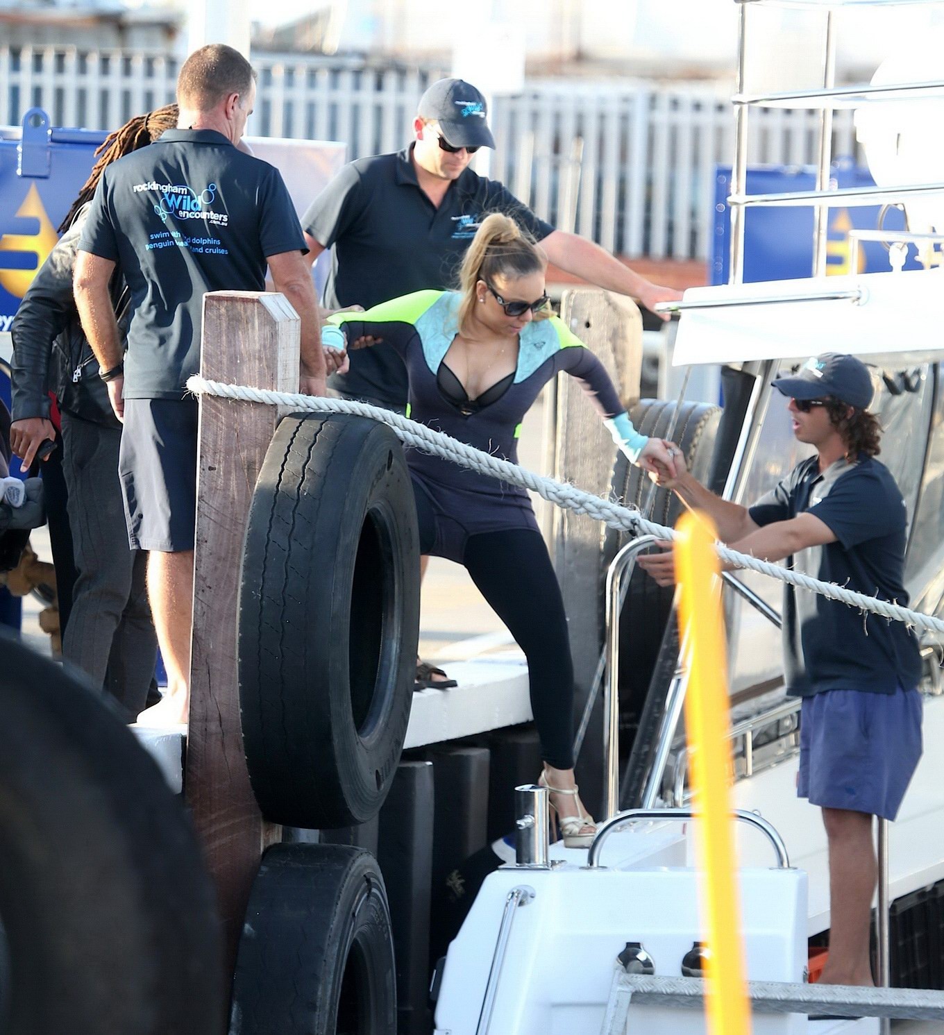 Die vollbusige Mariah Carey trägt Bikinioberteil und Neoprenanzug bei einer Bootsfahrt in Perth
 #75180621