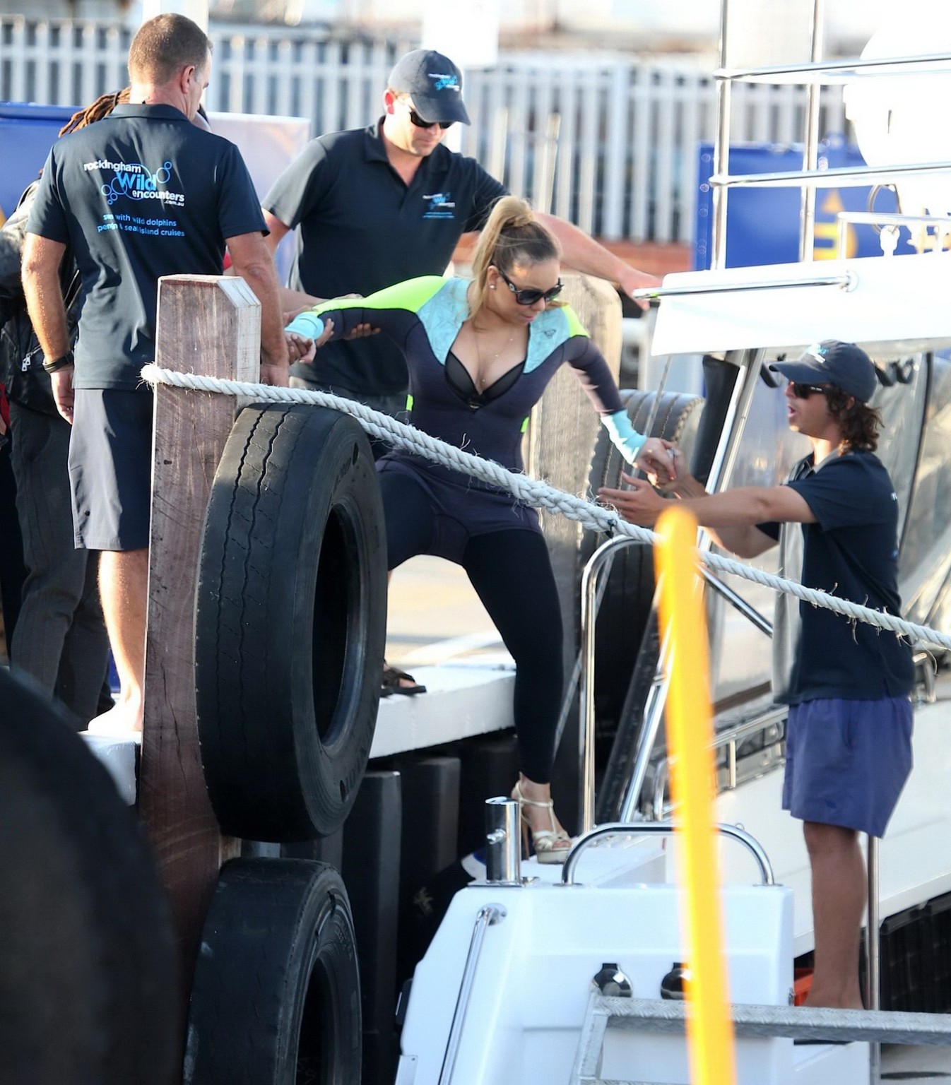 Die vollbusige Mariah Carey trägt Bikinioberteil und Neoprenanzug bei einer Bootsfahrt in Perth
 #75180641