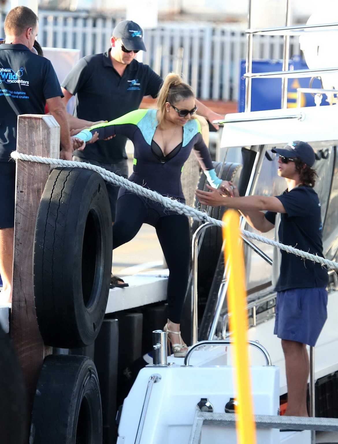 Die vollbusige Mariah Carey trägt Bikinioberteil und Neoprenanzug bei einer Bootsfahrt in Perth
 #75180654