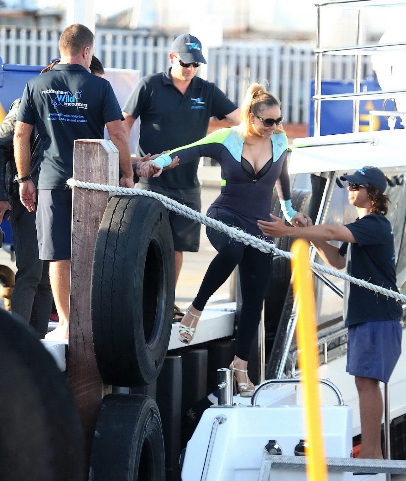 Die vollbusige Mariah Carey trägt Bikinioberteil und Neoprenanzug bei einer Bootsfahrt in Perth
 #75180669