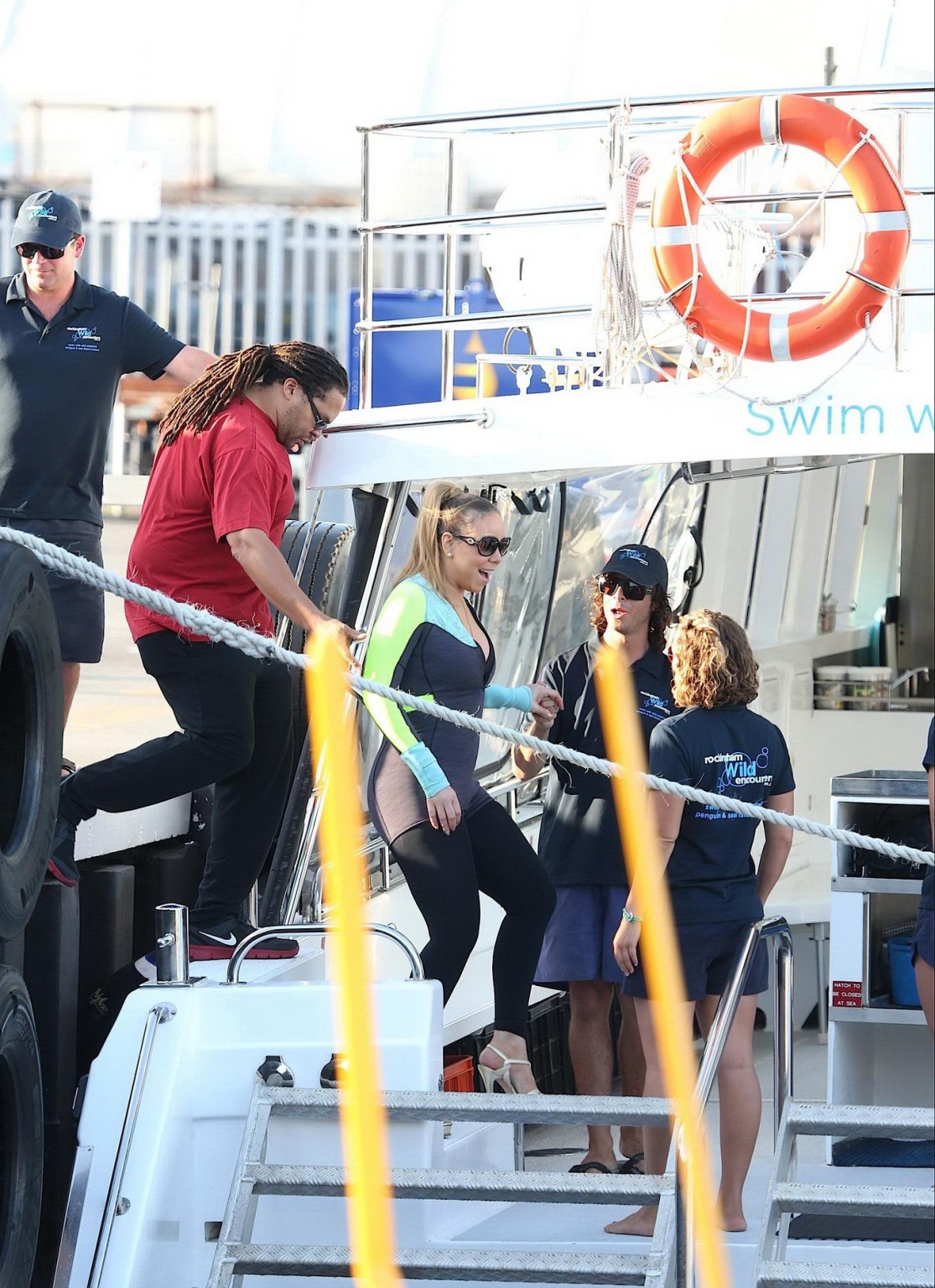 Die vollbusige Mariah Carey trägt Bikinioberteil und Neoprenanzug bei einer Bootsfahrt in Perth
 #75180683