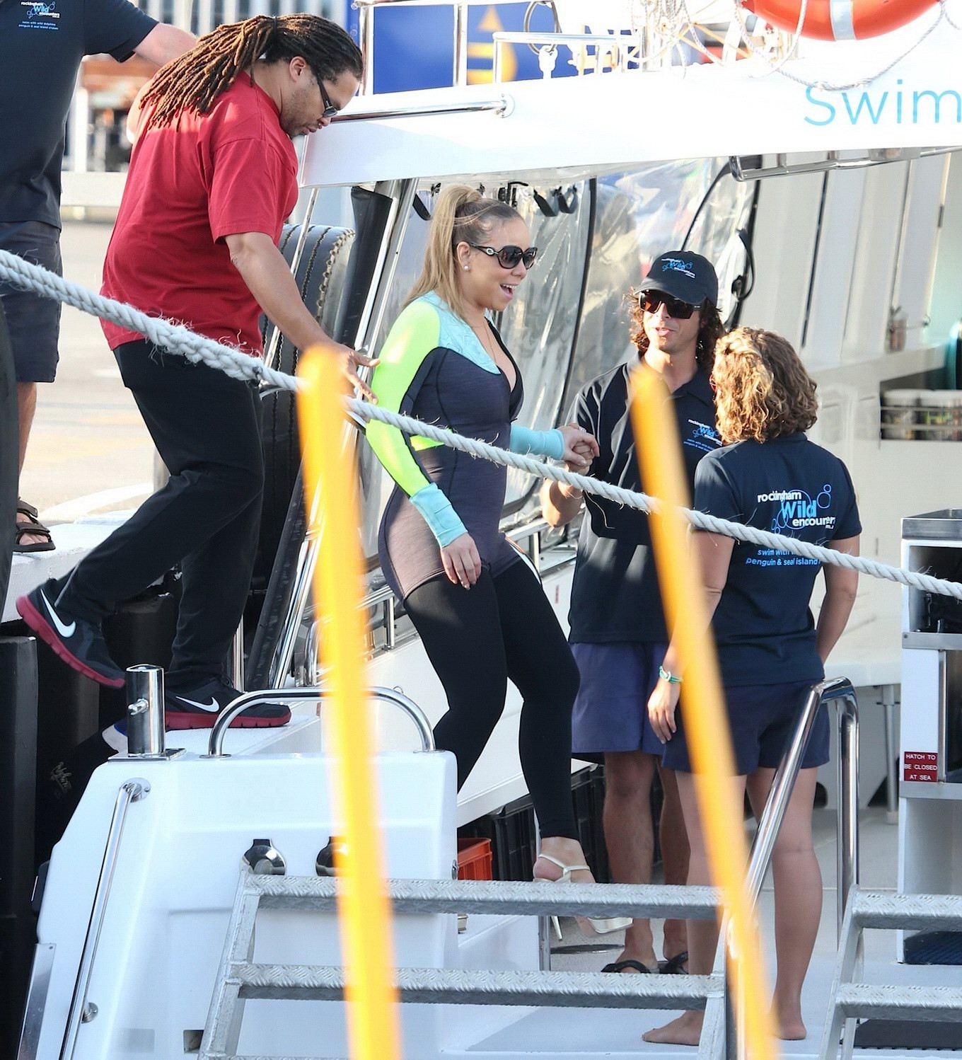 Die vollbusige Mariah Carey trägt Bikinioberteil und Neoprenanzug bei einer Bootsfahrt in Perth
 #75180696