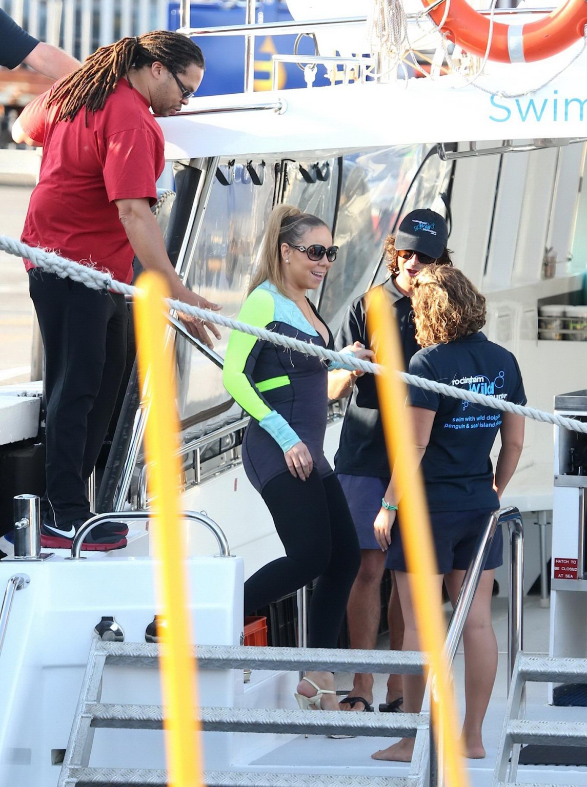 Die vollbusige Mariah Carey trägt Bikinioberteil und Neoprenanzug bei einer Bootsfahrt in Perth
 #75180703