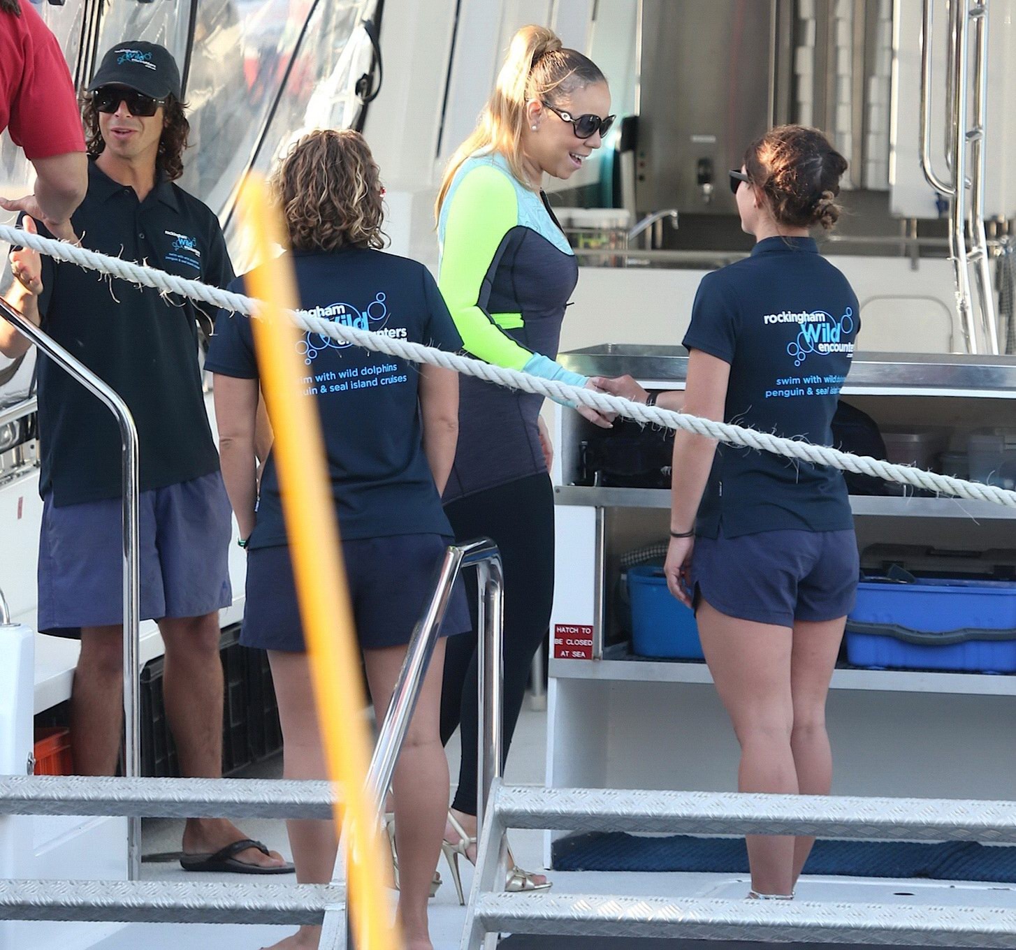 Die vollbusige Mariah Carey trägt Bikinioberteil und Neoprenanzug bei einer Bootsfahrt in Perth
 #75180720