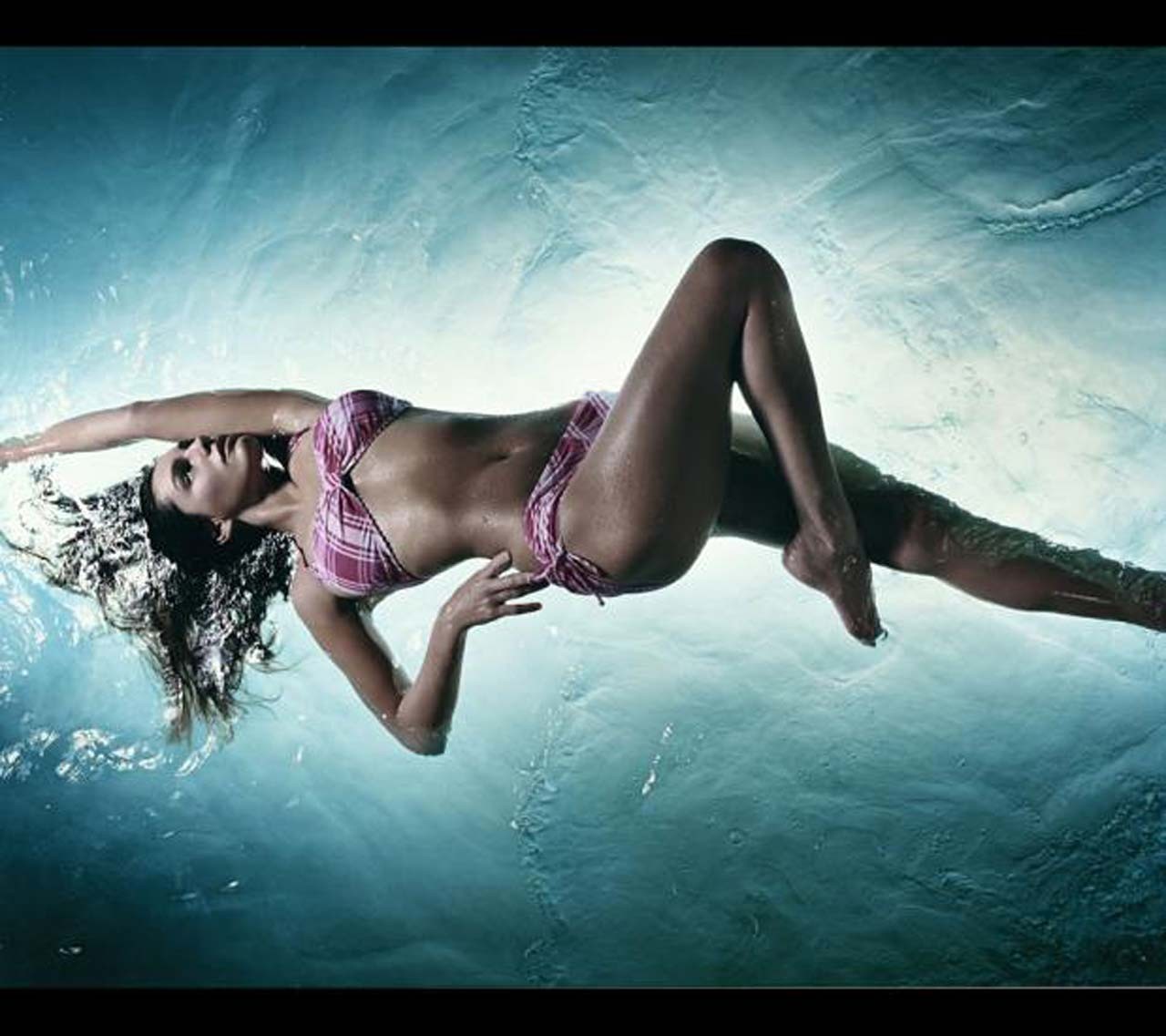 Kelly brook posant très sexy en bas et bikini pour un photoshoot et un top
 #75312054